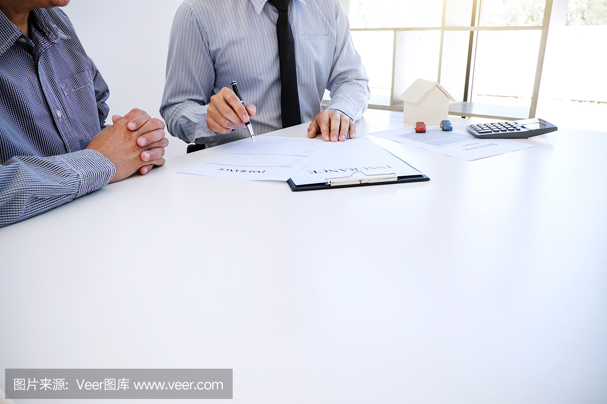 汽車和房屋保險(xiǎn)的概念,經(jīng)紀(jì)人向客戶提出和咨詢決策簽訂保險(xiǎn)表格協(xié)議,房屋和房屋模型